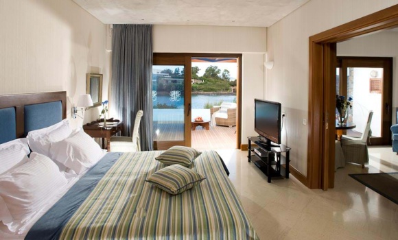 Junior Bungalow Suites Front Sea View with Shared Pool (Gold Club)