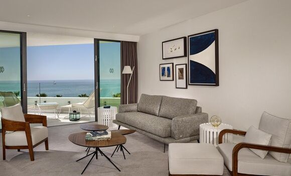 Panoramic Suite Sea View king bed + single sofa