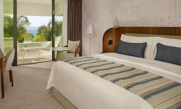 Family Suite Sea View king bed + single bed + 2 single sofas